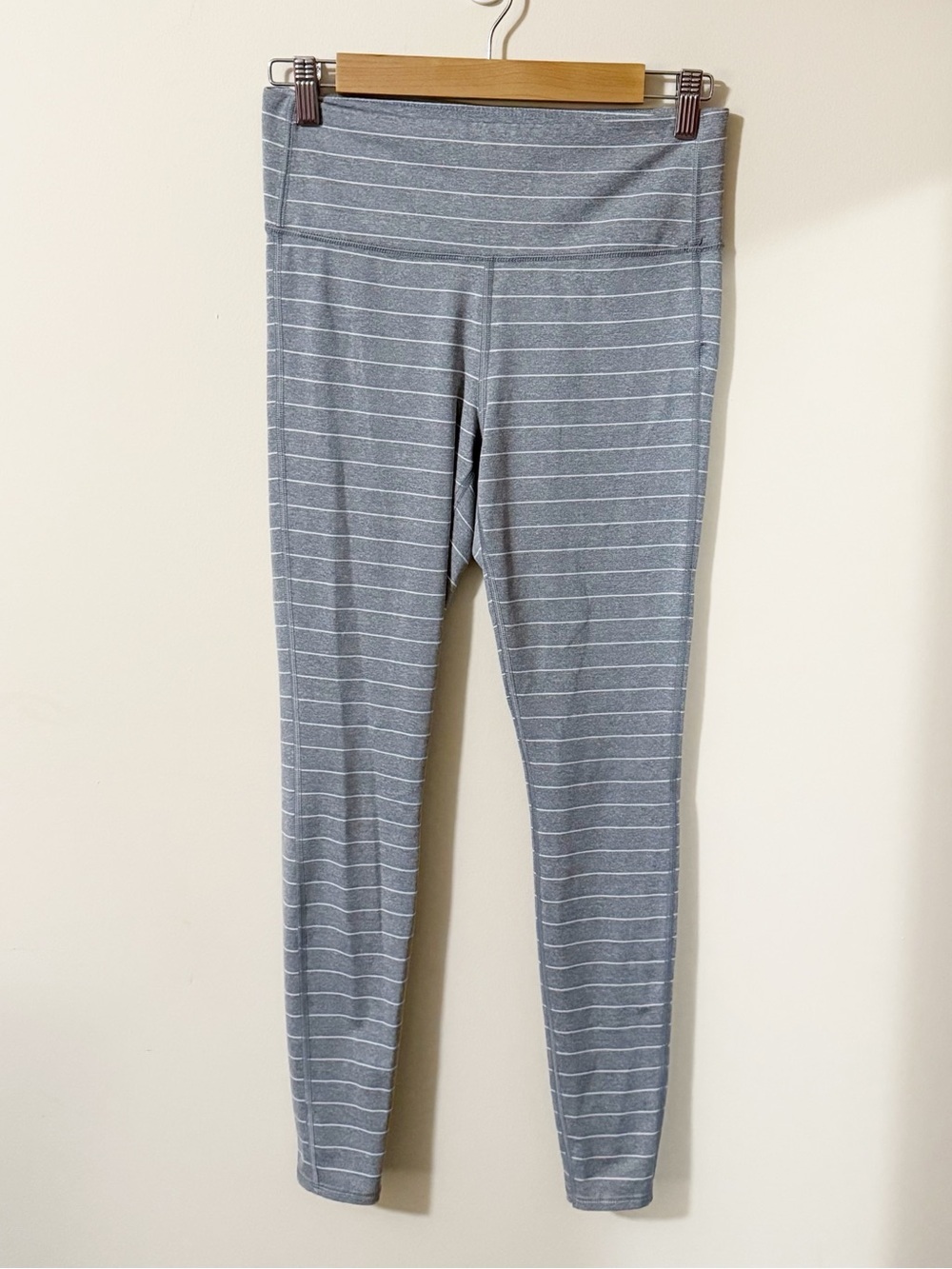 Athleta Womens Gray White Striped Leggings Size Medium Activewear Workout Gym